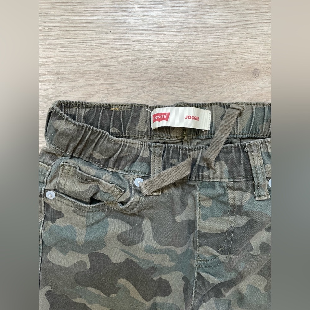 Levi's Green Camo Jogger Pants - Picture 3 of 6